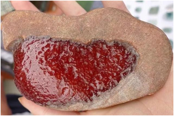 红翡原石看起来又干又怪？原来竟是用火烧制出来的！