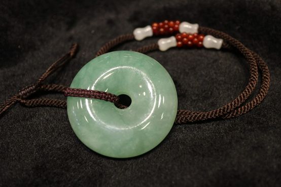 都说翡翠平安扣保平安，但你知道这些禁忌吗？