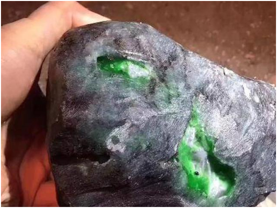 200万赌来的翡翠原石，切割时竟致刀片断裂，里面竟然是。。。