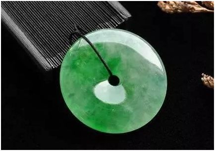 这几种人身上一定少不了翡翠，他们都适合哪种题材呢？佩戴时有哪