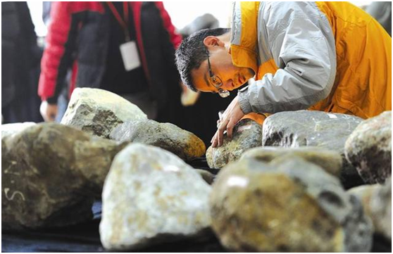 你知道，玉石市场上，行家拿着电筒在翡翠照什么呢吗？