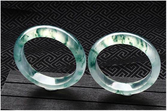 为什么同等品质的翡翠手镯比挂件贵那么多？