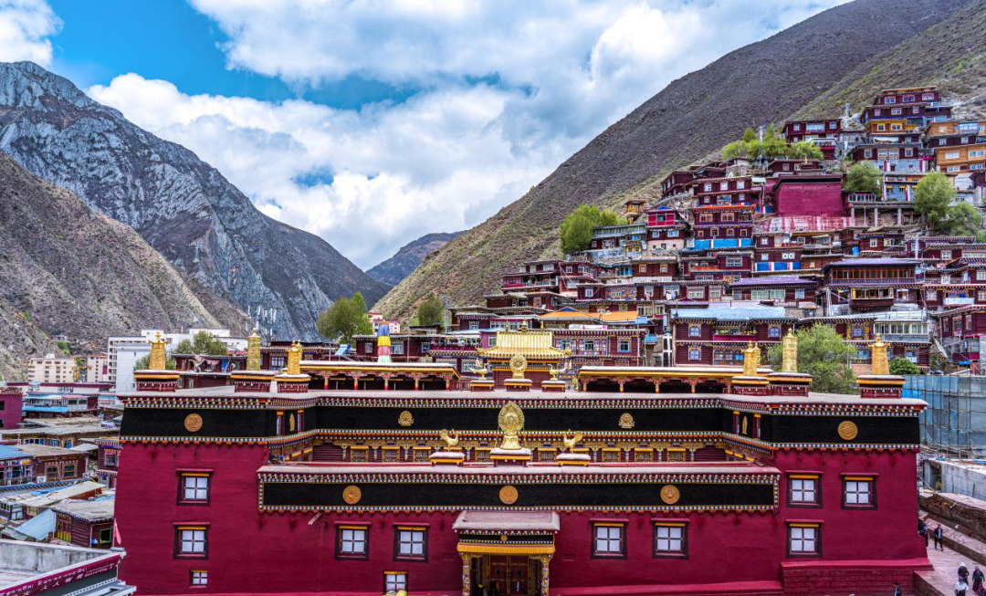 德格印经院始建于1729年至今已有290多年的历史至今仍奇迹般地完整