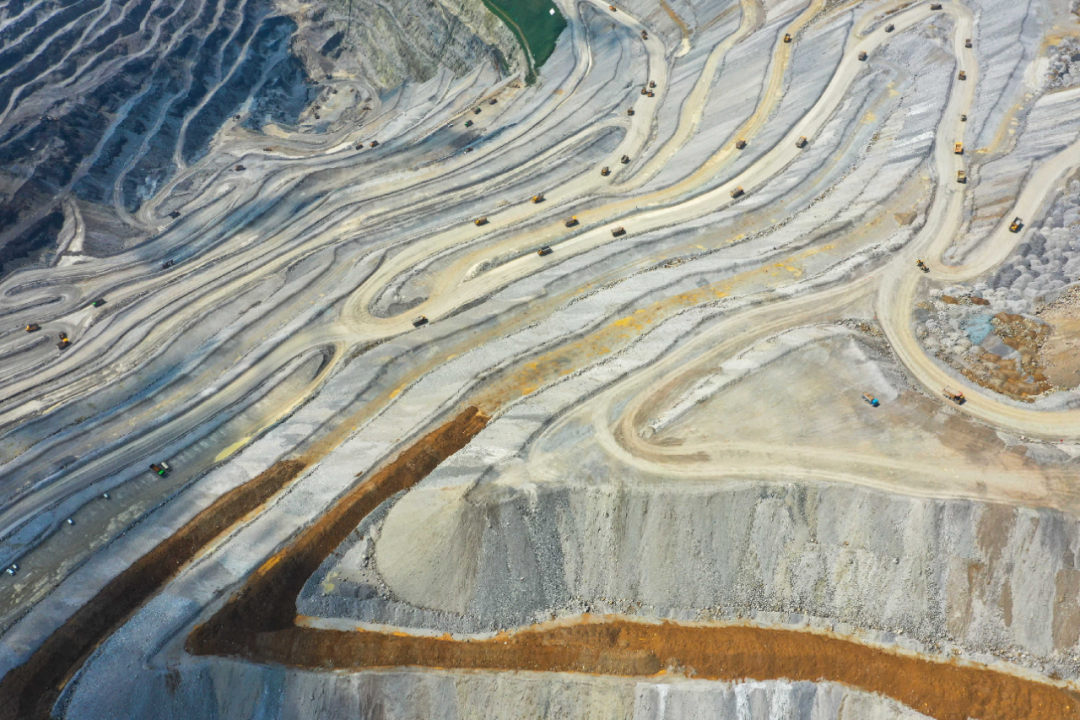 穿岩洞矿石 贵州日报天眼新闻记者 方亚丽 摄.jpg