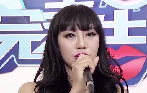 通过后台与男友姜凯进行沟通,王玫在节目后台的现身还是浓妆艳抹的,并