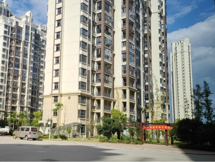 建设提质提速,稳步推进幸福河小区,空港花园小区等11个安置房建设项目