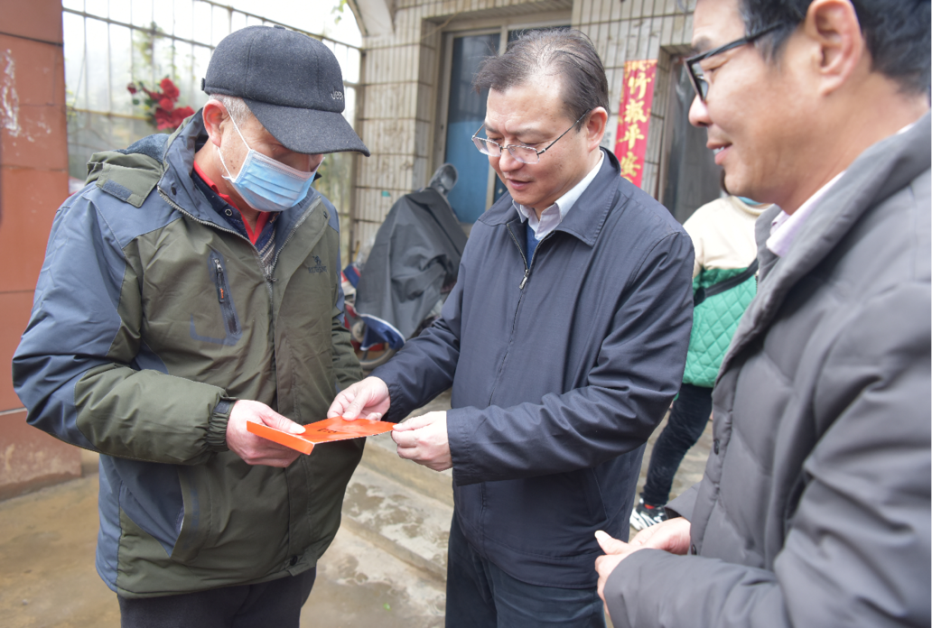 在南昌燈泡廠,梅峰詳細瞭解了企業及職工生產生活情況,鼓勵企業要積極