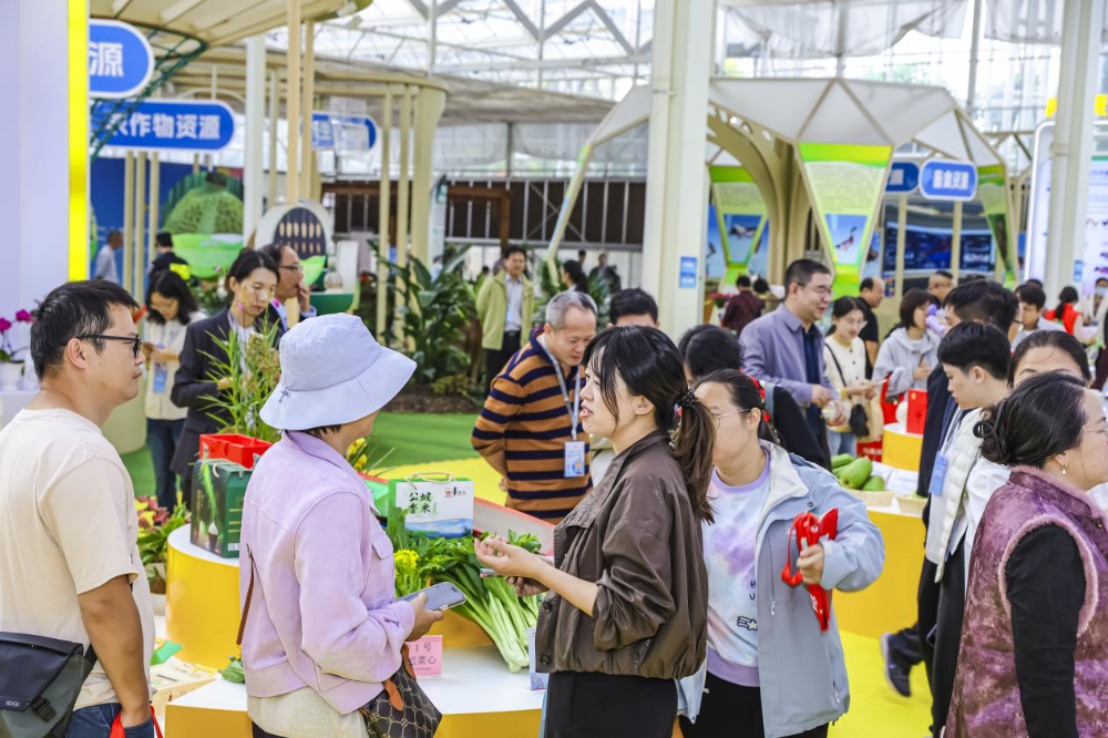 广东种业振兴“五年见成效”成果展上人头攒动。