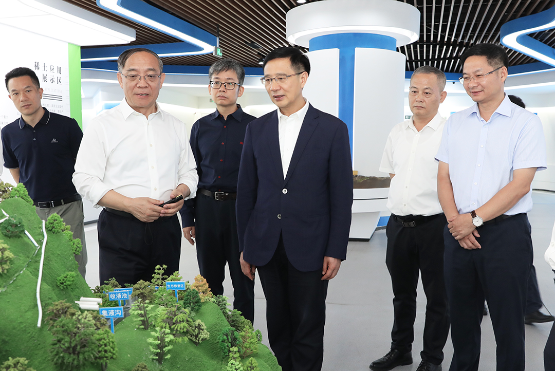 6月6日至7日,市委书记李杰云率队赴江西省赣州市考察稀土产业,深入