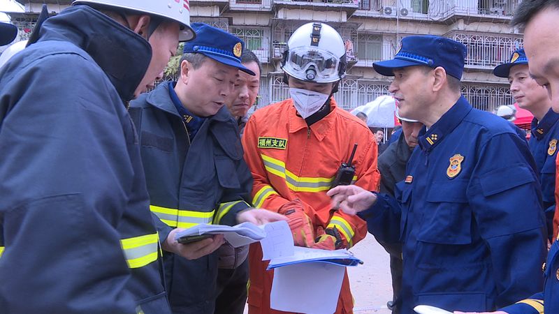 ▲现场指挥部研究部署救援方案