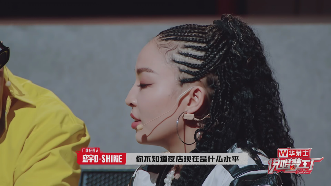 选手唱《老师您好》致敬阴三儿,上台还看词的选手却唱哭了gai!