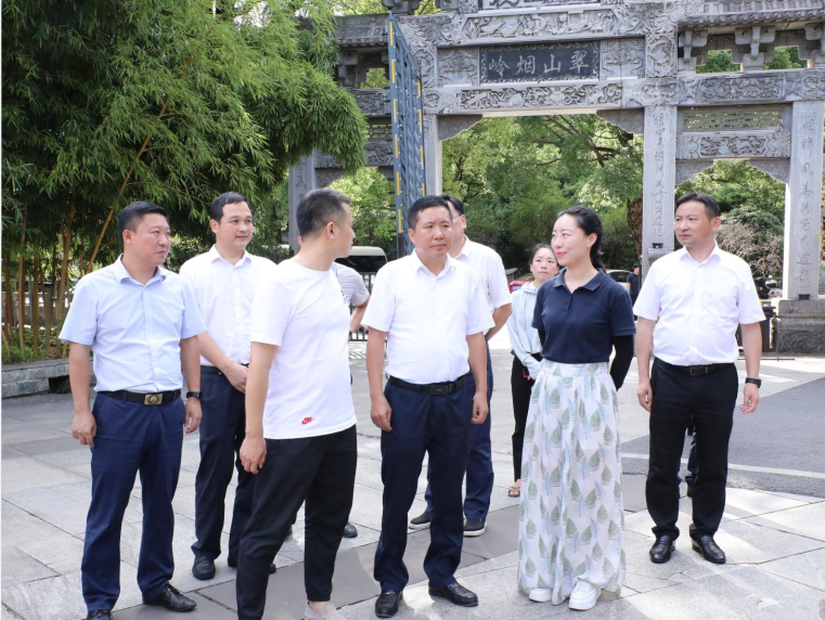 湘东区8月10日,湘东区委书记何超督导安全生产和重点项目建设工作.