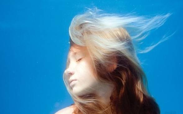 她长大后傅于琛也结过很多次婚,后来她成为大名鼎鼎的世界名模周承钰