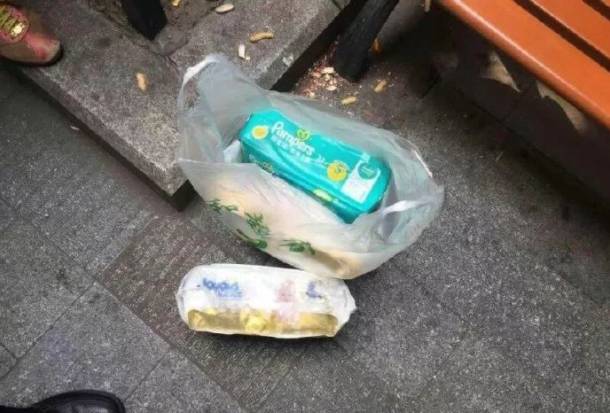 女婴被弃公园 警方通过监控寻回父亲:我已有仨女儿