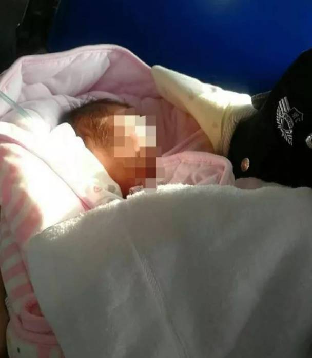 女婴被弃公园 警方通过监控寻回父亲:我已有仨女儿