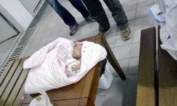 女婴被弃公园 警方通过监控寻回父亲:我已有仨女儿