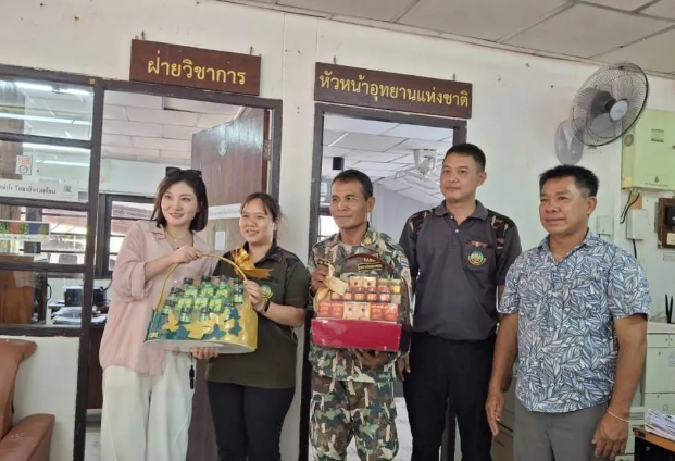 《消失的她》原型重返泰国！拥抱感谢当年的救命恩人