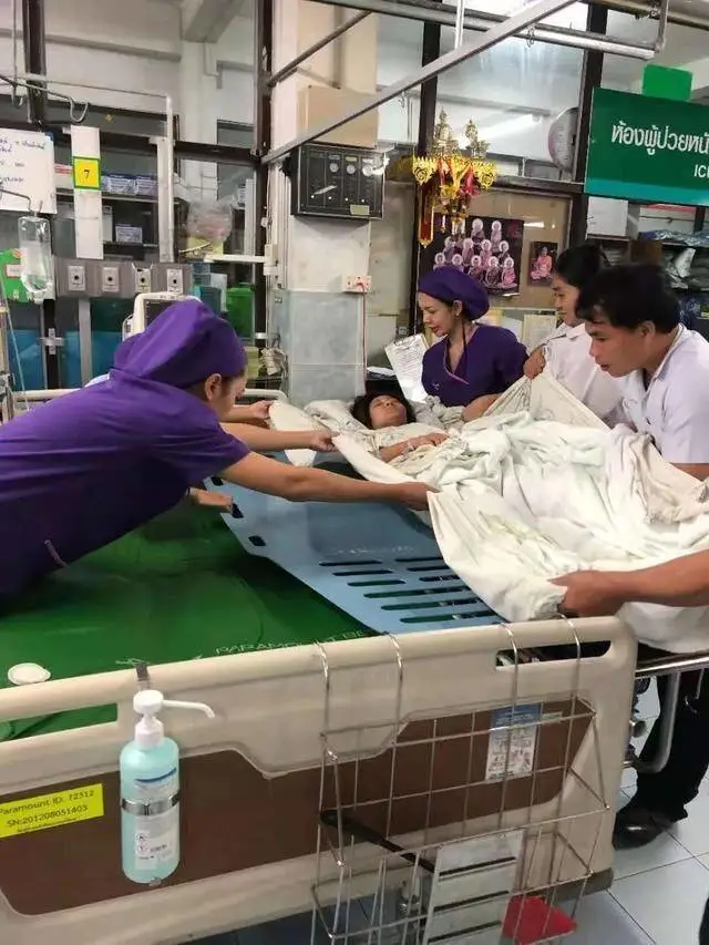 《消失的她》原型重返泰国！拥抱感谢当年的救命恩人