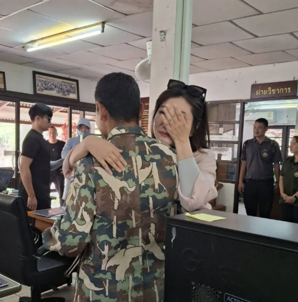 《消失的她》原型重返泰国！拥抱感谢当年的救命恩人