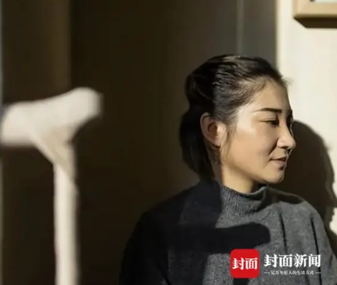 《消失的她》原型重返泰国！拥抱感谢当年的救命恩人