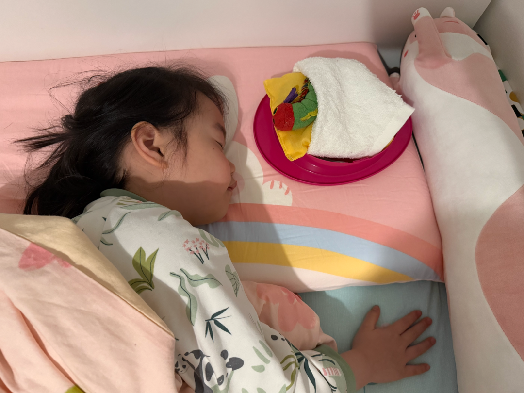 连睡觉也带着毛毛虫