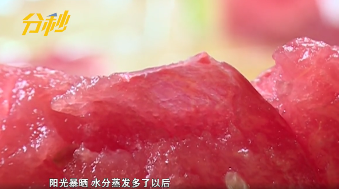 懵了！咬了口西瓜，竟吃出...掐不断也拽不开！