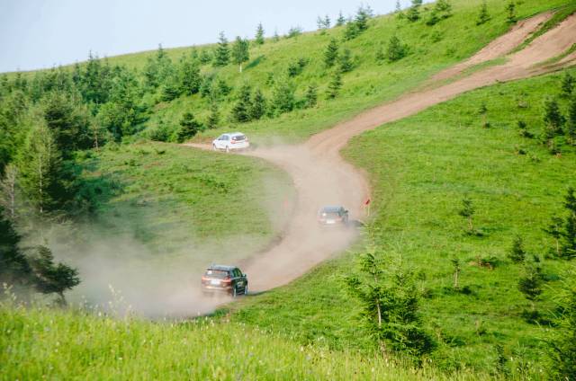 到高原、江畔和坝上草原清凉一夏