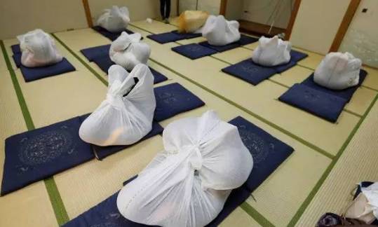 日本流行的成人裹布束缚，男女老少都在玩