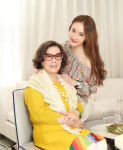 这才是“明星妈妈”优雅老去的秘诀：不穿老年装，谁见都夸年轻