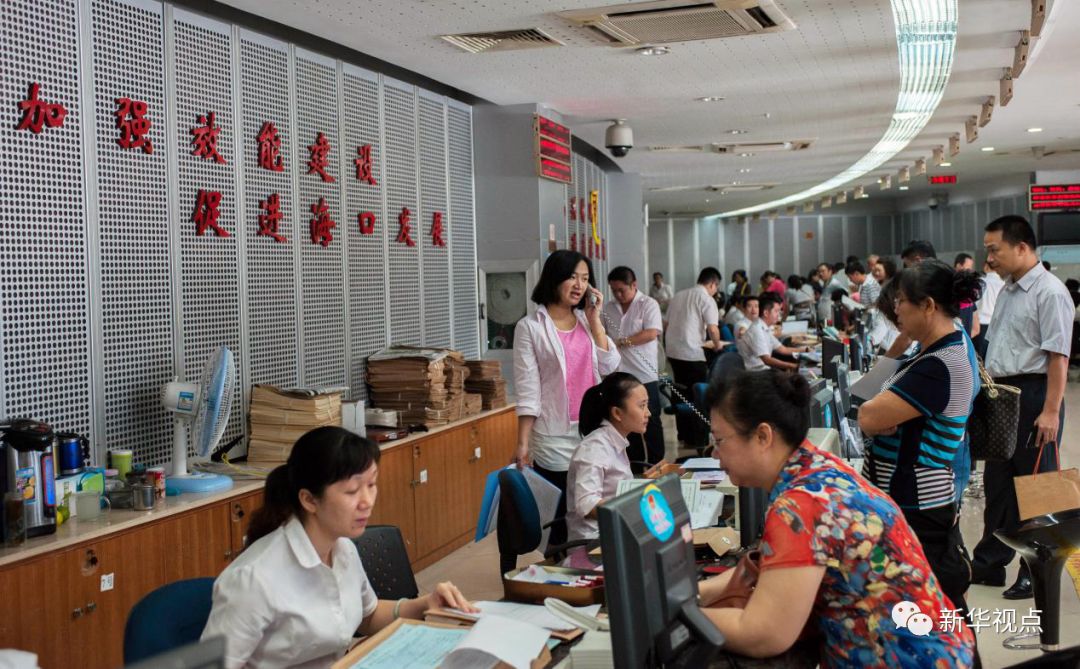 《新闻联播》中这位专家在访谈里哭了 无数网友动容