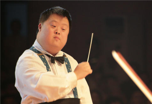 「天才指挥家」的背后，是谎言，还是一场游戏一场梦？