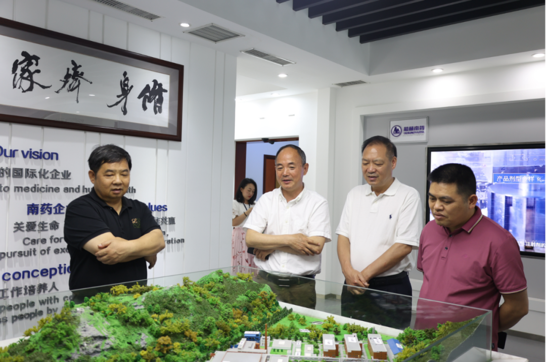崇左市政協(xié)副主席農(nóng)海波一行蒞臨桂林南藥調(diào)研指導(dǎo)工作