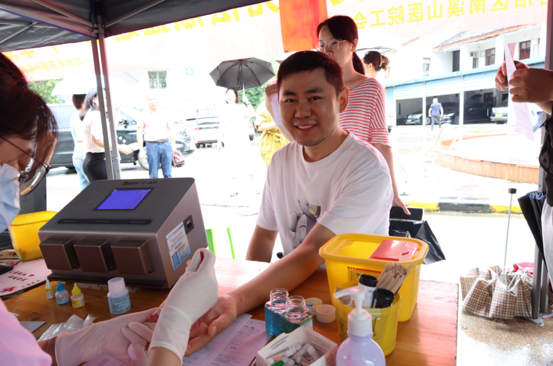 匯聚紅色正能量 無(wú)償獻(xiàn)血11700ml