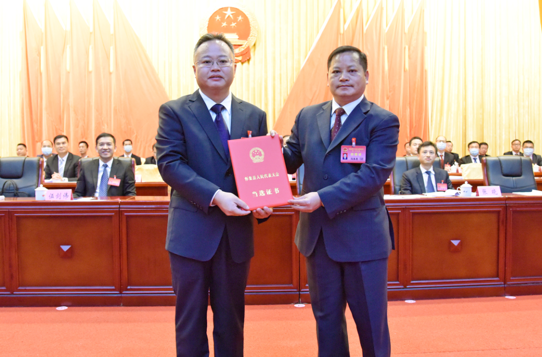 标题怀集县第十七届人民代表大会第一次会议胜利闭幕点击数0发表时间