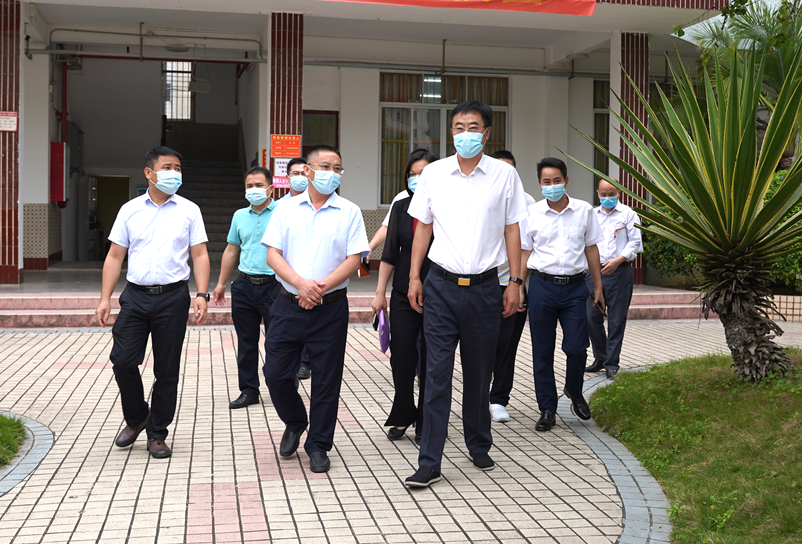 县委书记于晓军到怀集一中,怀集中学调研检查高考准备工作并看望慰问