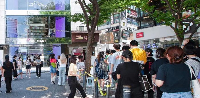 韩国泡泡玛特门店前排起长队