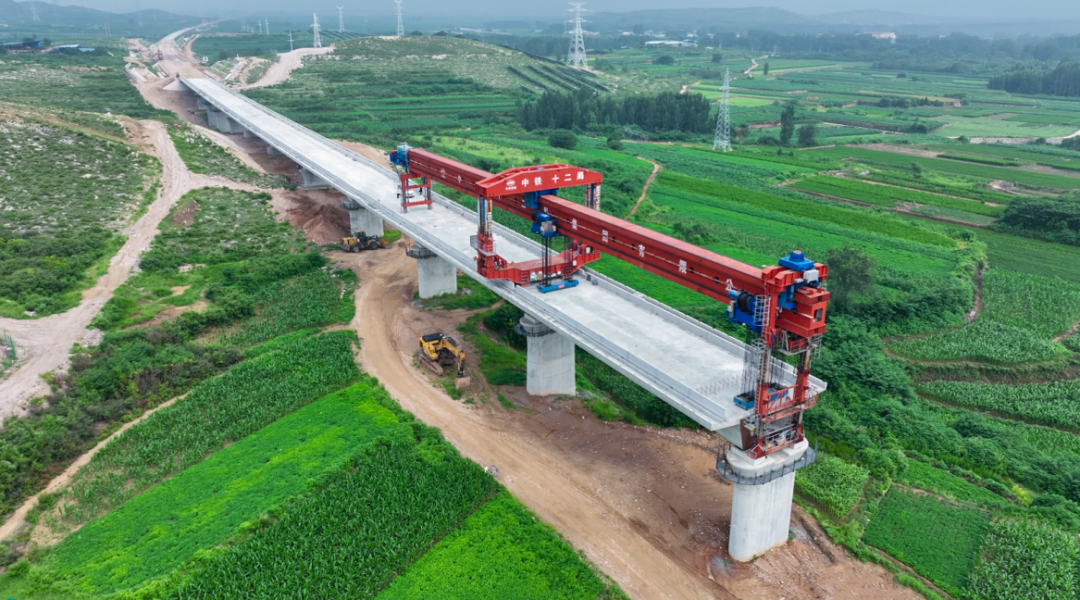 雄忻高铁架梁施工全速推进.png