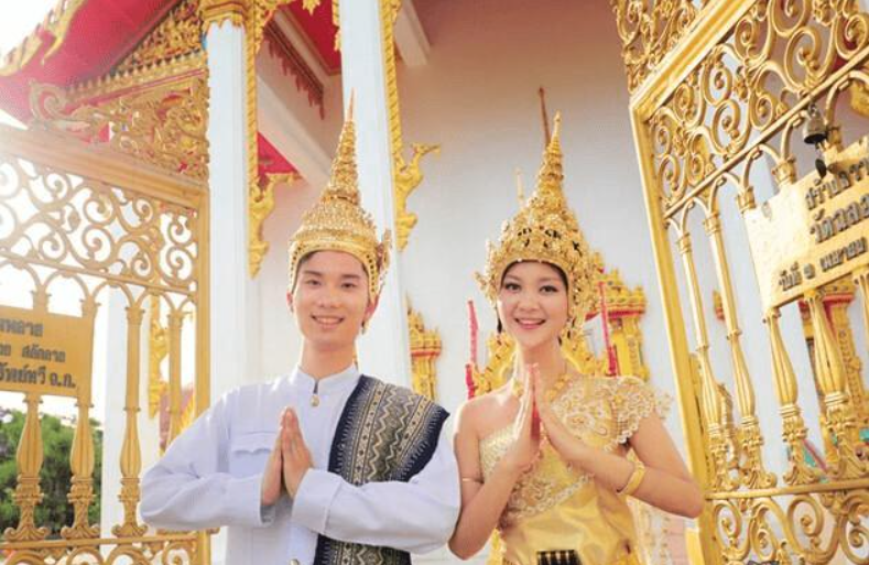 泰国人性格含蓄,不喜欢与他人有身体上的接触,见面时通常采用"合十礼"