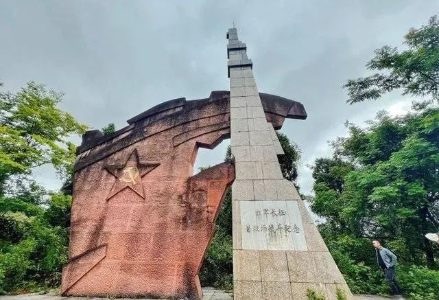 1953年,为纪念战斗中牺牲的红军战士,修建了烈士公墓,安葬145名红军