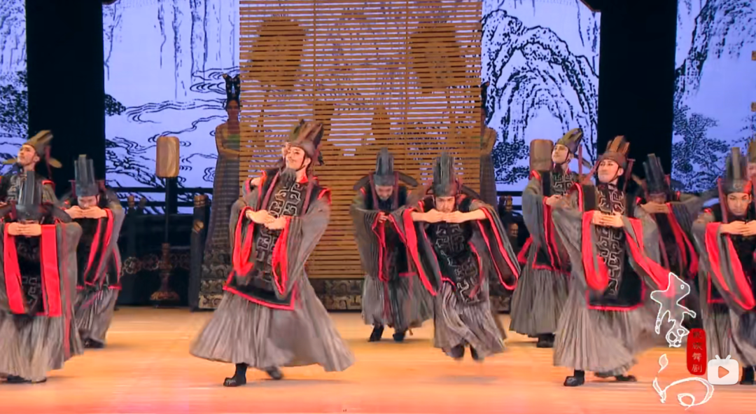 才发现两张图里刘彬的状态真是一如既往的好啊~《金銮狂》里的群臣舞