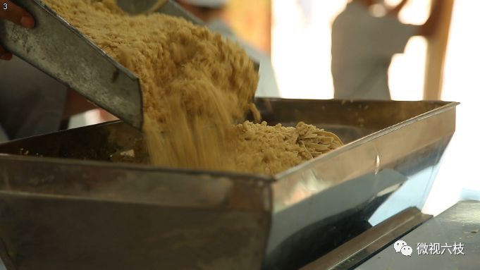 求石磨面粉机_大型石磨面粉机_面粉大型石磨机图片