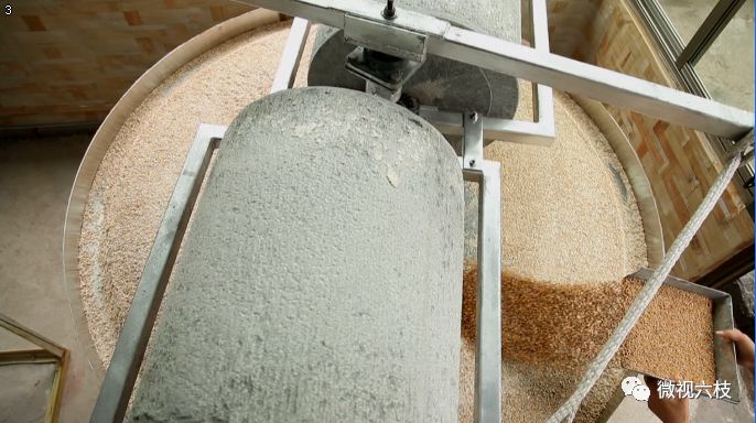 面粉大型石磨机图片_求石磨面粉机_大型石磨面粉机