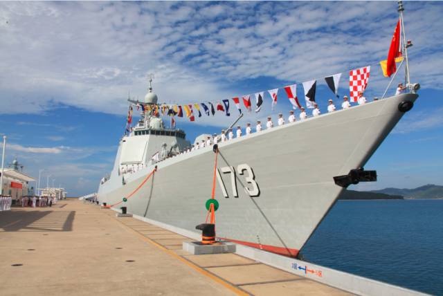 该型驱逐舰被军迷誉为"中华神盾",也被称为航母编队的"带刀护卫".