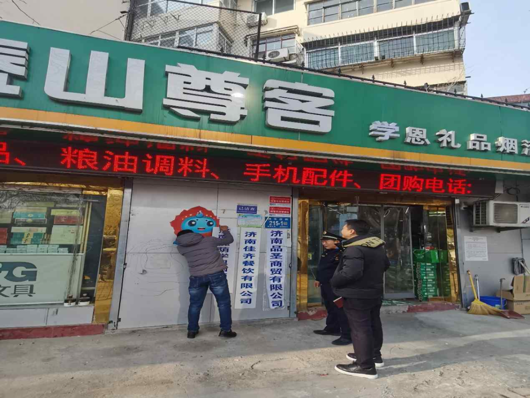 一行还对沿街商户负责人进行门头牌匾安全法规政策相关内容的科普讲解