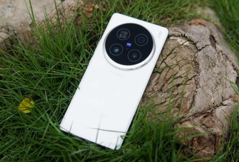 买手机不要图便宜，这4款手机堪称“机皇”，一步到位用六年