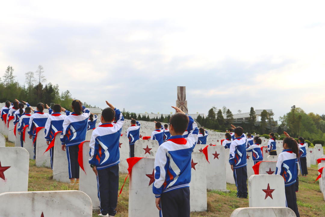△四川省巴中市通江县实验小学的少先队员们在川陕革命根据地红军烈士陵园，向长眠于此的烈士们敬献红领巾