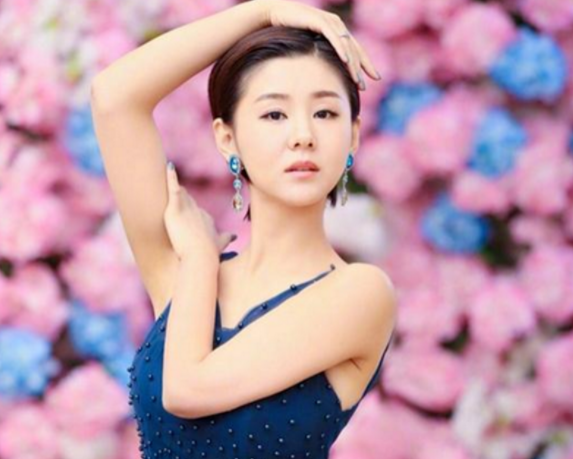 出道20年不接吻戏,初吻留给自己老公,35岁还是一副18岁少女模样