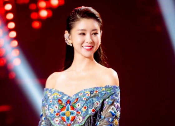 出道20年不接吻戏,初吻留给自己老公,35岁还是一副18岁少女模样