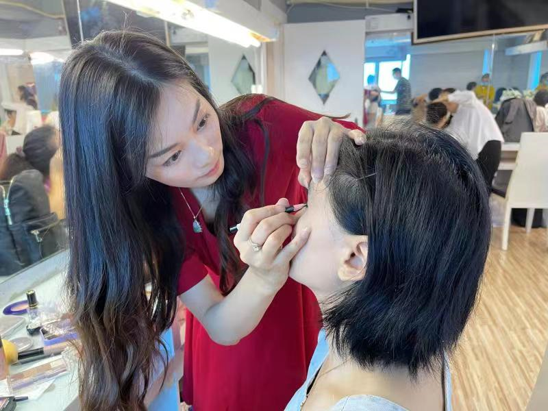 深圳深圳福彩公益金助失业妈妈学习化妆技能