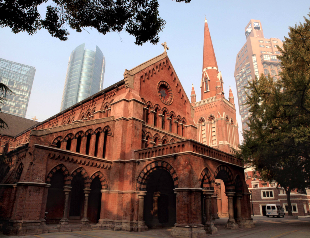 由于特别的清水红砖墙面,因此又被称为「红礼拜堂」.